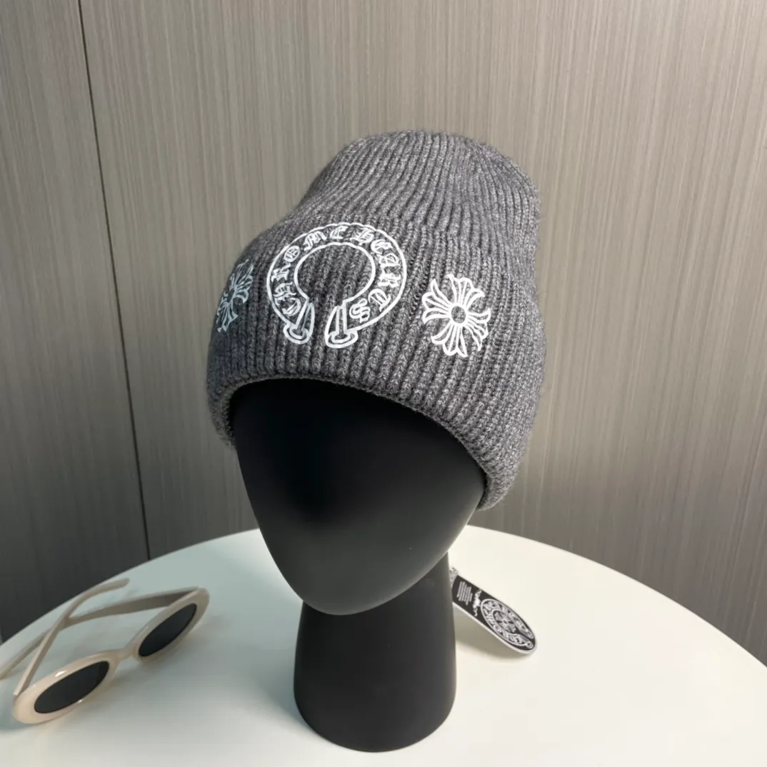 P60 🤍Chrome hearts new autumn and winter cross knitted hat🧶 One of the must-have hats in autumn and winter~ It really looks good on whoever wears it~, it is also a perfect match in black and white and gray in autumn~